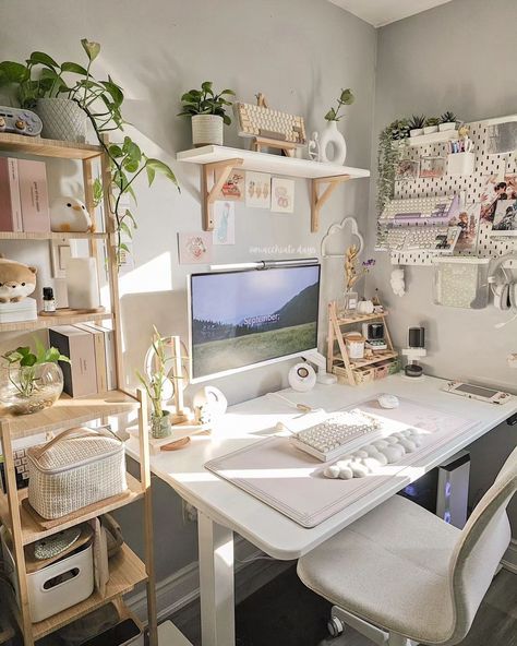 Boho Style Desk, Cute Small Desk Decor, Bedroom Idea With Desk, Very Small Room Ideas Bedrooms, Things You Must Have In Your Room, Cute Computer Desk Setup, Aesthetic Desk Layout, Small Home Office Design Layout, Cozy Desk Setup For Small Spaces