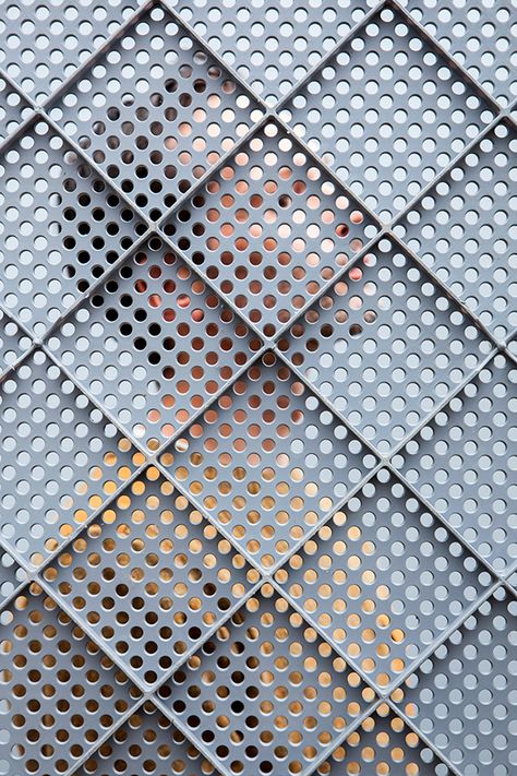 Metal Net Wall, Metal Screens Architecture, Metal Net, Diy Screen Printing, Metal Facade, Raw Color, Metal Screen, Perforated Metal, Material Textures