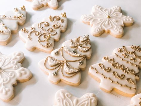 White And Gold Christmas Cookies, Cookie Flooding, Christmas Tree Sugar Cookies, Tree Sugar Cookies, Sugar Cookies Royal Icing, Gold Cookies, Cookies Decoration, White Christmas Movie, Christmas Sugar Cookies Decorated