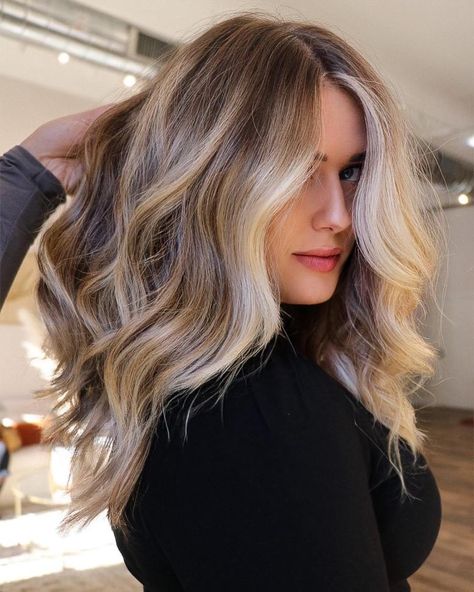 Blonde Balayage Highlights and White Money Piece Shades Of Blonde Hair Color, Blonde Peekaboo Highlights, Shades Of Blonde Hair, Balayage Hair Ideas, Peekaboo Hair Colors, Platinum Blonde Balayage, Blonde Balayage Hair, Blonde Balayage Highlights, Blonde Tips