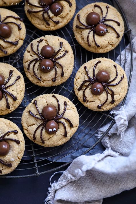 Halloween Baked Goods Ideas, Halloween Baked Goods, Peanut Butter Spider Cookies, Oppgaver For Barn, Ella Claire, Halloween Backen, Recetas Halloween, Bolo Halloween, Halloween Cookie Recipes