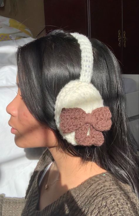 Crochet Ideas Aesthetic Winter, Cute Crochet Earmuffs, Coquette Earmuffs, Crochet Earmuffs Free Pattern, Crochet Winter Accessories, Earmuff Crochet, Ear Muffs Crochet, Coquette Crochet Ideas, Crochet Ear Muffs