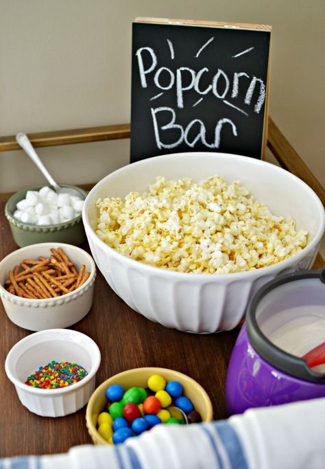 Teen Movie Night, Teen Sleepover, Pyjamas Party, Party Snacks Easy, Fest Mad, Sleepover Birthday Parties, Movie Night Party, Popcorn Bar, Movie Birthday