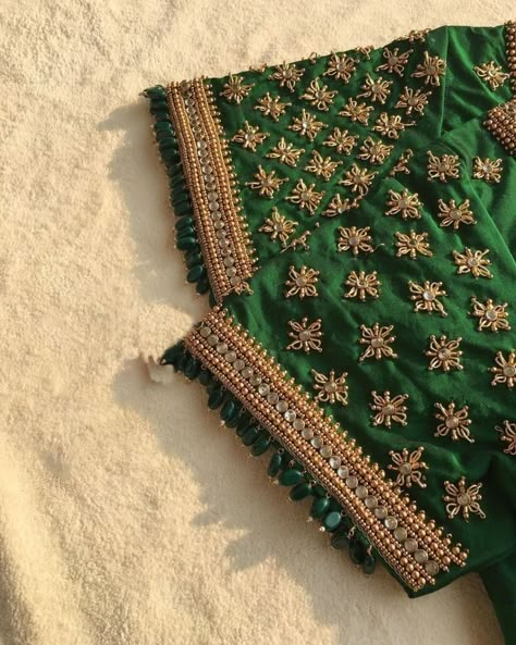 Short Sleeve Blouse Design, Plain Blouse Designs, Green Blouse Designs, Aari Design, Latest Bridal Blouse Designs, Bridal Blouses, Baby Birthday Dress, Maggam Work Blouse, Hand Work Design