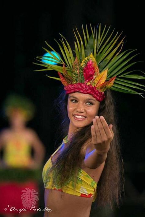 Tahitian Headpiece, Tahitian Costumes, Polynesian Dance, Tahitian Dance, Hawaiian Woman, Hawaiian Dancers, Polynesian Islands, Hula Dance, Hula Dancers