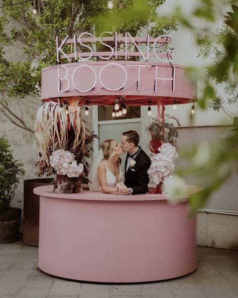 Cute Wedding Photo Ideas, Booth Wedding, Wedding Kiss, Elegant Birthday, Kissing Booth, Cute Wedding, Wedding Photo Ideas, The Kiss, Wedding Bar