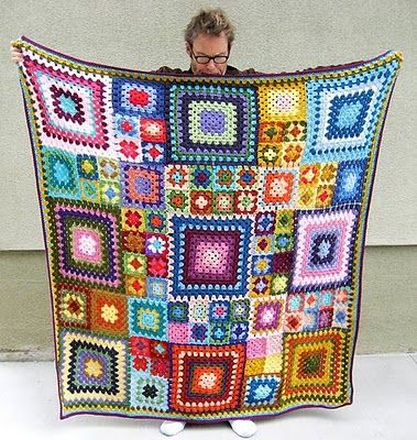 Multiple sized granny square afghan.  This is sort of what I am going to do with all the different size squares I have crochetted up already  :) I love the multiple yarn color idea here !!!! Knitted Blanket Squares, Hantverk Diy, Crochet Squares Afghan, Patchwork Blanket, Crochet Granny Square Blanket, Crochet Granny Square, Haken Baby, Square Blanket, Granny Squares Pattern