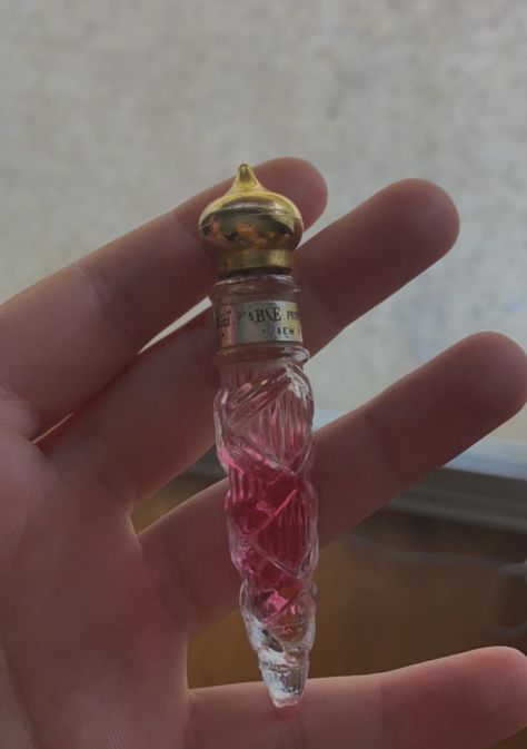 Fantasy Perfume Bottles, Potion Aesthetic Bottle, Antique Potion Bottles, Pink Potion Aesthetic, Aesthetic Potion Bottle, Potion Making Aesthetic, Vial Aesthetic, Cute Trinkets Aesthetic, Perfume Bottle Aesthetic