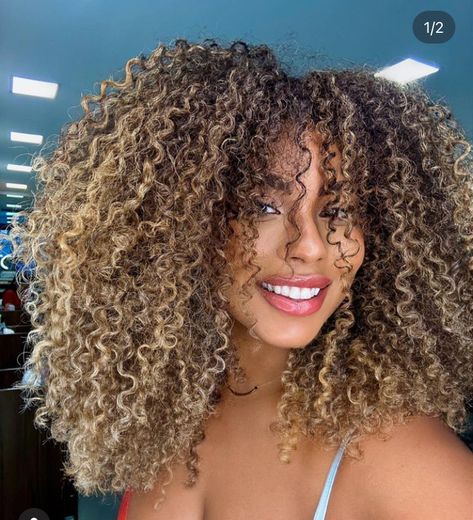 Afro Hair Highlights, Hair Chestnut Brown, Brown Hair Curly, Auburn Brown Hair, Curly Hair Color Ideas, Blonde Highlights Curly Hair, Curly Hair Color, Curly Afro Hair, Highlights Curly