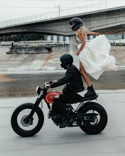 Motorcycle Couple Pictures, Motorcycle Wedding, Bike Couple, Biker Couple, Motorcycle Couple, Wedding Presets, Motorbike Girl, Motorcycle Girl, Photo Couple