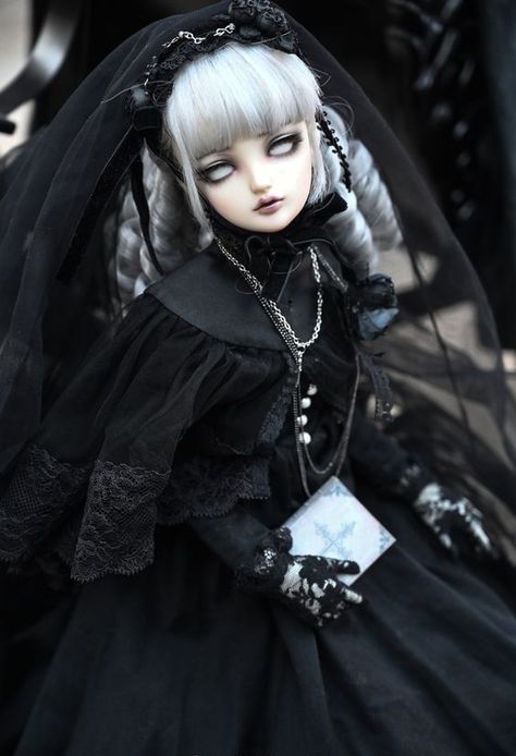 Gothic Dolls Victorian, Misty Moors, Porcelain Doll Aesthetic, Enchanted Doll, Doll Aesthetic, Haunted Dolls, Victorian Goth, Vintage Goth, Gothic Dolls