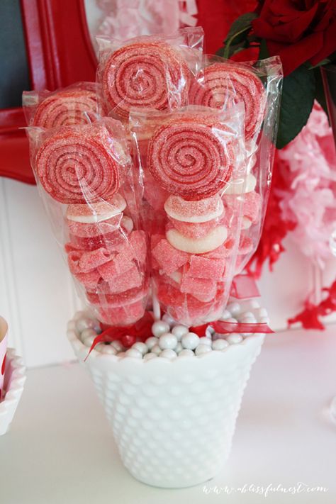 Pink Candy Skewers, Galentines Party Treats, Valentines Day Candy Ideas, Valentines Birthday Party Ideas, Candy Skewers, Sweeney Sweeney, Yummy Candy, Valentines Birthday Party, Valentines Bricolage