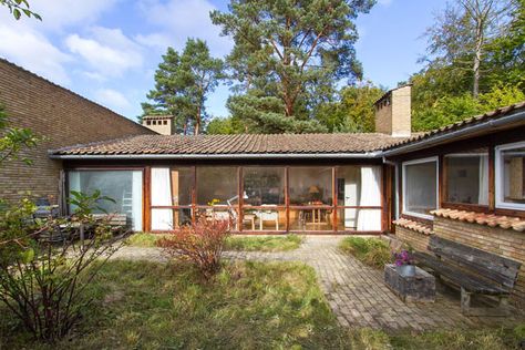 On the market: 1950s Bruce Walker-designed midcentury modern Ferris House in Spokane, Washington state, USA - WowHaus Mid Century Bungalow, 1950s Home Decor, England House, Jorn Utzon, Danish Interior Design, Helsingor, 1950s House, Modernist House, Modern Properties