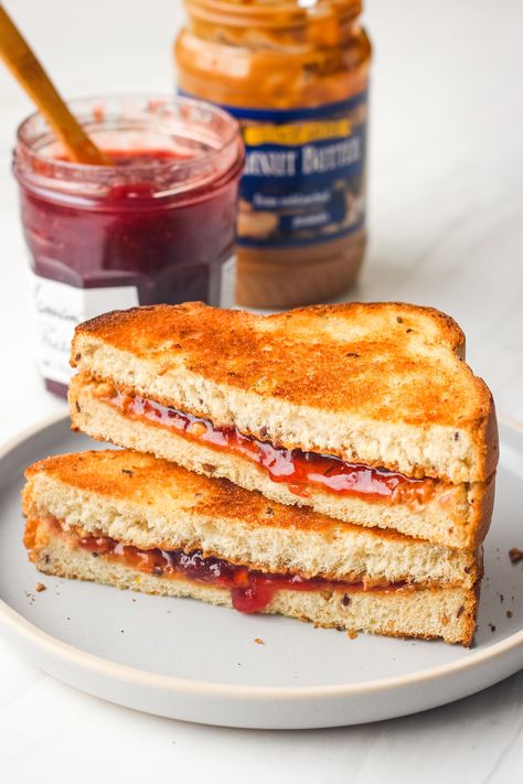 Take your classic Peanut Butter and Jelly up a notch by toasting it in your toaster oven. Buttery, crispy, sweet, and delicious! Toaster Oven Cooking, Grilled Sandwich Recipe, Peanut Butter Jelly Sandwich, Resep Sandwich, Peanut Butter And Jelly Sandwich, Grilled Sandwiches, Banana Sandwich, Jelly Sandwich, Sandwich Toaster