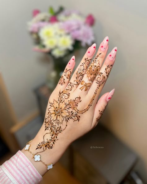 Bow Henna Design, Coquette Henna, Coquette Valentines, Nikkah Wedding, Small Henna Designs, Cute Henna Designs, Mehedi Design, Henna Style Tattoos, Henna Inspo