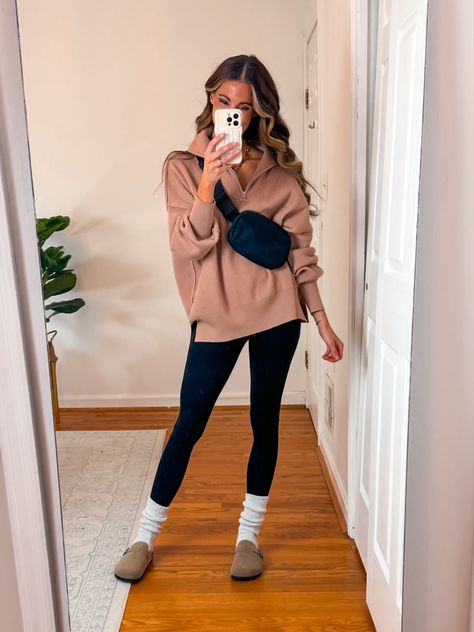 Clog And Socks Outfit, Boston Birkenstock With Leggings, Clog Outfits Winter, Boston Clog Fall Outfit, Fall Socks Outfit, Birkenstocks With Leggings Outfit, Birkenstock Sherpa Clogs Outfit, Birkenstock Clog With Socks, Clog Winter Outfits