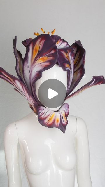 joyce Spakman on Instagram: "𝓣𝓾𝓵𝓲𝓹 𝓱𝓮𝓪𝓭𝓹𝓲𝓮𝓬𝓮                             Why didn't anyone wear this for the met gala? 🤔😂                              Full work in progress of the tulip headpiece I made for my flower shoot featuring my mom 💜                              This one of a kind piece is available for grabs, link in bio ✨                              #flower #headdress #fantasy #handmade #craft #aesthetic #explore #viral #tulip #flowerpeople #fairy #metgala" Venus Fly Trap Headpiece, Tulip Costume Flower, Alice In Wonderland Flowers Costume, Flower Headpiece Costume, Orchid Costume, Alice In Wonderland Flower Costume, Tulip Costume, Flower Hat Diy, Flower Costume Diy