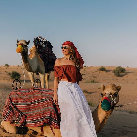 Going on a desert safari had to be one of the highlights of our Dubai adventures. We spent the afternoon exploring the sand dunes on camels before cruising up to our desert camp in vintage Land Rovers. Here, we got to taste local Emirati food (including t Sahara Desert Outfit, Desert Outfit Ideas Dubai, Desert Safari Outfit, Desert Photoshoot Outfit, Emirati Food, Safari Outfit Ideas, Dubai Winter, Morocco Travel Outfit, Desert Outfit Ideas