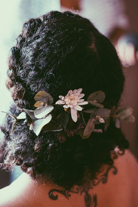 Coily Hair Hairstyles Wedding, Afro Bridesmaid Hairstyles, Elegant Hairstyles For Natural Curly Hair, Natural Wedding Hair Black Women, Curly Hair Wedding Black Women, Bridesmaid Hairstyles For Natural Hair, Garden Wedding Bride Hair, Boho Wedding Hair Black Women, Flowers In Hair For Wedding Black Women