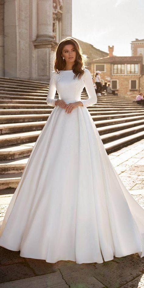 Silk Wedding Dresses For Elegant and Refined Bride ★ #bridalgown #weddingdress Plain Wedding Dress, Simple Wedding Gowns, Simple Wedding Dresses, Gaun Fashion, Wedding Dress Guide, Wedding Dresses With Flowers, Mother Wedding Dress, Wedding Flower Girl Dresses, Top Wedding Dresses