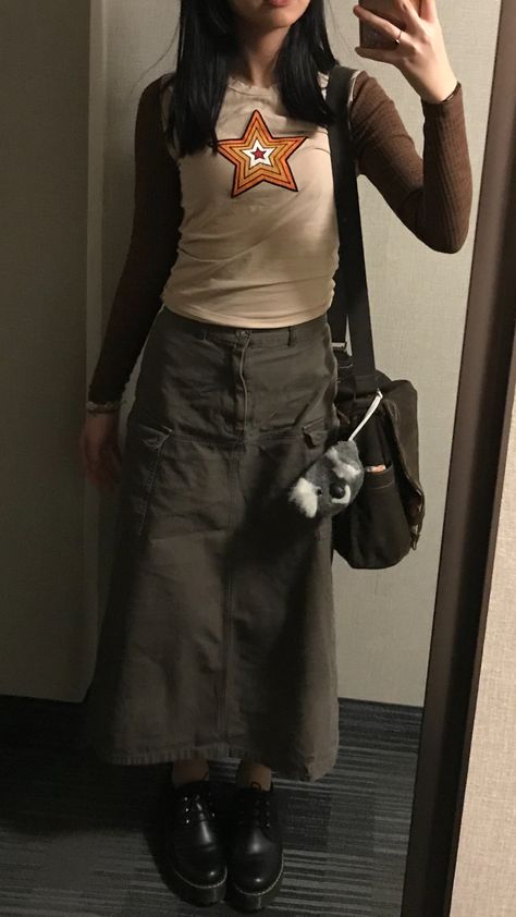 Green Messenger Bag Outfit, Black Messenger Bag Outfit, Long Skirt Outfits Green, Long Green Cargo Skirt Outfits, Cargo Skirts Long, Long Brown Skirt Outfit Aesthetic, Long Green Cargo Skirt, Outfit With Brown Skirt, Cargo Long Skirt Outfit