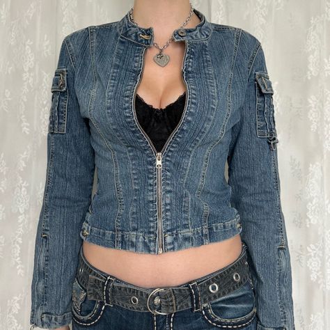 Y2K 2000s Light Wash Denim Jean Jacket By Bongo With Silver Hardware #y2k #y2kfashion #2000s #2000sfashion #denim #depop #denimjacket #jeanjackets #jeanjacketoutfits #fallfashion #fallfashiontrends #falloutfit #fallfashionwomen Dark Denim Jacket Outfit Aesthetic, 2000s Jean Jacket Outfit, 2000s Jacket Outfit, Denim Jacket Y2k Outfit, 70s Jean Jacket Outfit, Denim Jacket Inspo Outfit, Dark Blue Y2k Outfit, Denim 2000s Outfit, Y2k Jean Jacket Outfit