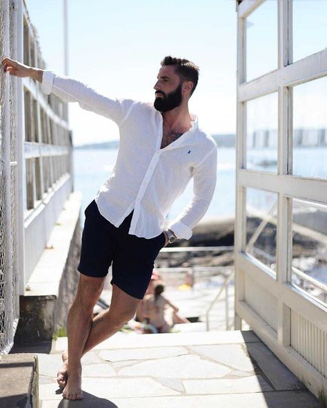 Recently, men's fashion has been actively changing. New trends and unusual views are emerging. And, I must say, I am extremely happy about this, because before, trends in men's fashion changed every 2-3 years. Mens Vacation Outfits Beach, Mens Vacation Outfits, Beach Outfit Men, Man With A Beard, Mens Summer Outfits, 여름 스타일, Beach Attire, Beach Outfits, Herren Outfit