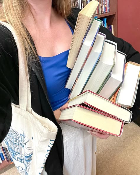 reader aesthetic, buying books at the thrift store Book Buying Aesthetic, Book Shopping Aesthetic, Katelyn Core, Book Thrifting, Thrifted Books, Nen Fam, Mine Aesthetic, Buying Books, Reader Aesthetic