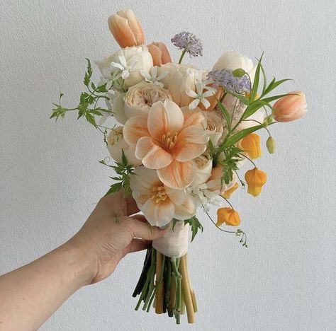 Botanical Wedding Bouquet, Drooping Bouquet Wedding, Simple Wedding Floral Arch, Light Orange Wedding Flowers, Minimal Flower Bouquet, Small Wedding Bouquet, Small Bridal Bouquet, Small Bridesmaid Bouquets, Small Bridal Bouquets