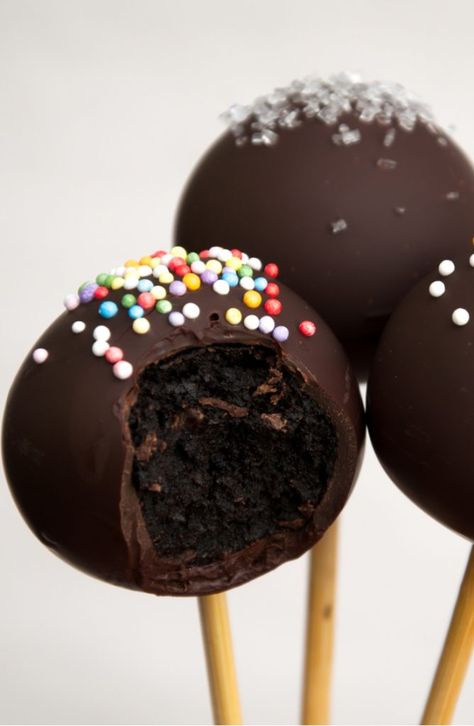 Why You NEED A Cake Pop Maker - Cut Side Down Brownie Pops Recipe, Healthy Cake Pops, Chocolate Cake Pops Recipe, Babycakes Cake Pop Maker, Perfect Cake Pops, Oreo Cake Pops, Cake Pop Maker, Chocolate Cake Pops, Sugar Free Cake