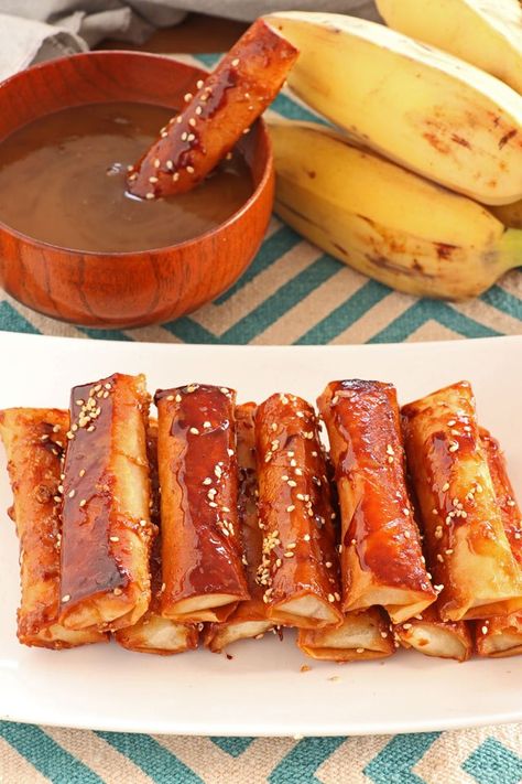 Filipino Turon, Banana Turon, Turon Recipe, Filipino Delicacies, Banana Food, Coconut Caramel Sauce, Street Food Recipes, Filipino Dessert Recipes, Foxy Folksy