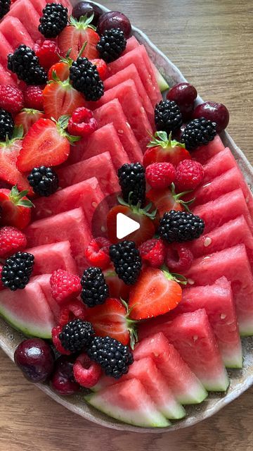 Sliced Watermelon Platter, Fruit Platter Watermelon, Watermelon And Cantaloupe Tray, Watermelon Tray Ideas, Watermelon Fruit Tray Ideas, Watermelon Platter Ideas, Watermelon Fruit Platter, Fruit Trays Ideas, Cute Fruit Tray Ideas