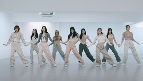 Twice Dance Practice Outfits, P1harmony Style, Dance Crew Outfits, Dancer Lifestyle, Dance Outfits Practice, Practice Outfits, Dance Kpop, Set Me Free, Travel Wardrobe