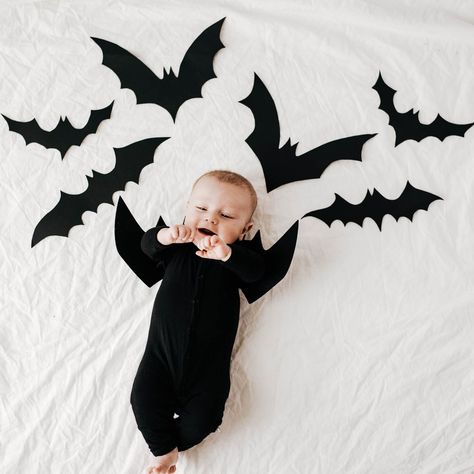 Halloween Photoshoot Baby, Halloween Baby Photos, Diy Halloween Costume Ideas, Diy Newborn Photography, Newborn Halloween Costumes, Newborn Halloween, Kyte Baby, Monthly Baby Photos, Baby Pictures Newborn