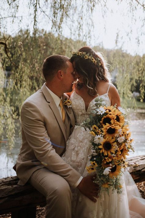 Wedding Colors That Go With Sunflowers, Wedding Dress With Sunflowers, Boho Fall Wedding Sunflower, Sunflower Groomsmen Attire, Sunflower Wedding Groom, Fall Wedding With Sunflowers, Sunflower Wedding Groomsmen, Yellow And Brown Wedding, Olive Green Wedding With Sunflowers