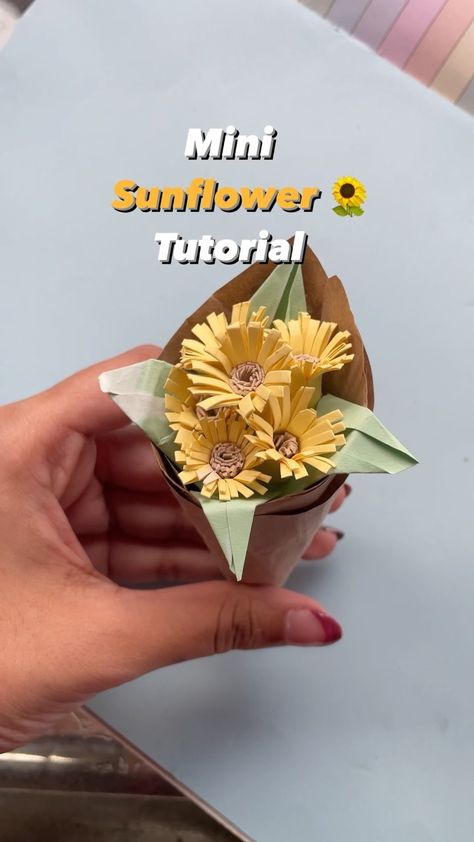 sherin - art/lifestyle on Instagram: "Detailed tutorial on mini paper sunflower! 👇🏻 Take a small rectangular paper Cut as shown in the video till mid way Do the same with…" Sunflower Paper Craft, Paper Bouquet Diy, Paper Flower Bouquet Diy, Paper Peonies Tutorial, Origami Flower Bouquet, Paper Flowers Diy Easy, Mini Sunflowers, Paper Sunflowers, Flower Bouquet Diy