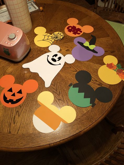 Disney Halloween Porch Decorations, Halloween Disney Window Decorations, Disney Halloween Classroom Decorations, Mickey Mouse Halloween Bulletin Board, Halloween Disney Crafts, Mickey Mouse Halloween Door Decoration, Disney Halloween Activities, Fall Disney Door Decorations Classroom, Cute Easy Halloween Crafts