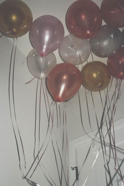 Aesthetic Birthday Pictures, Creative Birthday Photoshoot, Glamour Birthday, Wallpaper Birthday, Glamour Aesthetic, My 25th Birthday, Birthday Balloons Pictures, Balloon Pictures, Aesthetic Birthday