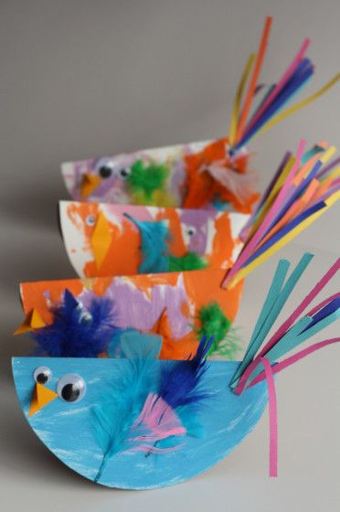 Paper Plate Birds - This is a fun craft for preschoolers. Use paint, googly eyes and feathers for these little guys. Paper Plate Bird, Bird Crafts Preschool, Daycare Art, Diy – Velikonoce, Bird Craft, Craft Easter, Kerajinan Diy, Spring Crafts For Kids, Ideas Craft