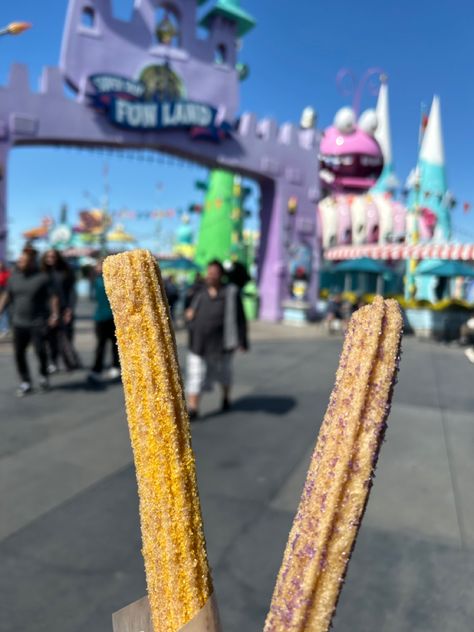 Minion Churros Universal Studios Hollywood Universal Studios Food, Disneyland Churros, Disneyland Images, Best Disneyland Food, Disneyland Snacks, Disneyland Birthday, Churros Recipe, Disney Cookies, Disneyland Food