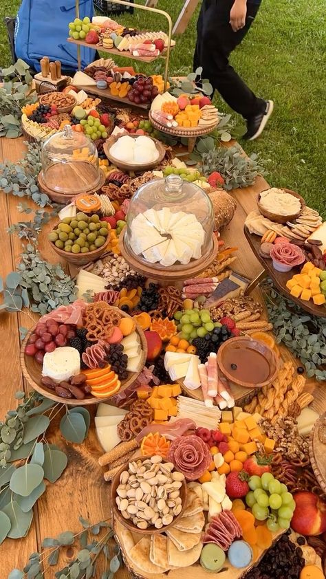 thecharcuteriemama on Instagram: Build a wedding grazing table with me!🙃 Book with us for your next event!😉 #thecharcuteriemama Follow us for more styling time-lapse, tips… Wedding Grazing Table, Appetizer Boards, Charcuterie Board Wedding, Food Display Table, Cheese Table, Garlic Cream Sauce, Party Food Buffet, Reception Food, Charcuterie Inspiration