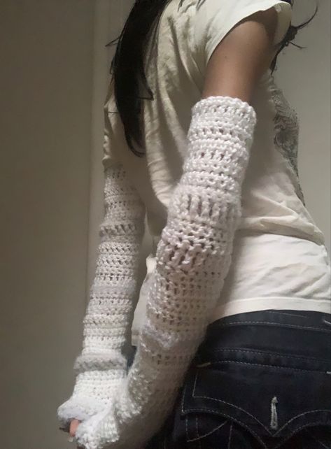 White Arm Warmers Outfit, Arm Warmers Aesthetic, Style Arm Warmers, Apocalyptic Accessories, Arm Warmers Crochet, Arm Warmers Outfit, Crochet Arm Warmers, Wanna Recreate, Y2k Clothing