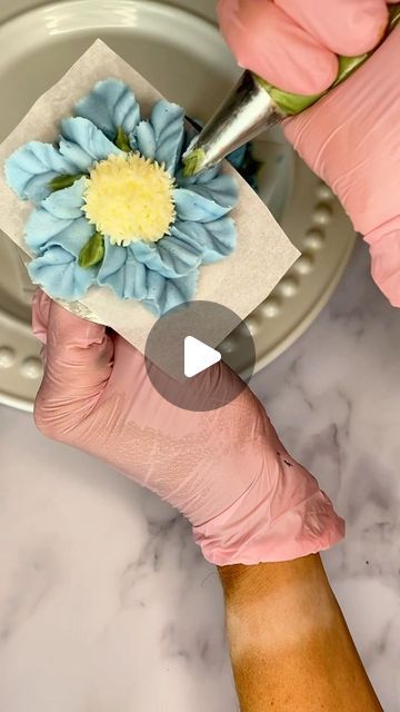 Sweet Sisters on Instagram: "Love this shade of Blue for these buttercream flowers- I piped ahead of time, froze for 20 mins. then applied to my cupcake!  Tips used: 104 for the petals  29 for the center  352 for the leaves   Colors used: Wilton “Juniper” Wilton “Cornflower”  Happy Piping! 🧁 . . . #cupcakes #cupcakedecorating #piping #pipingflowers #pipingbuttercream #buttercream #buttercreamflowers #buttercreamtutorial #wiltoncakes #flowers #flowercupcakes #flowercake #dessert #cakelover" Piping Cupcakes, Wilton Piping Tips, Cupcake Tips, Buttercream Flowers Tutorial, Piping Buttercream, Cupcake Bouquets, Piping Flowers, Piping Techniques, Cupcake Bouquet