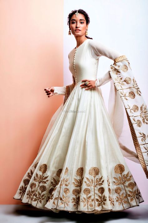 Looking for Off White Lehenga with Copper Floral Embroidery? Browse 1000s of latest bridal photos, lehenga & jewelry designs, decor ideas, etc. on WedMeGood Gallery. Sangeet Lengha, White Lehenga, Silk Anarkali, Salwar Kamiz, White Gown, Indian Gowns Dresses, Indian Lehenga, Indian Woman, Indian Couture