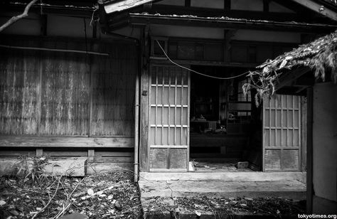 Japanese Abandoned House, Abandoned Japanese Village, Japanese Mountain Village, Abandoned Photoshoot, Old Japanese House, Japanese Homes, Asian House, Japanese Mountains, Japanese Village