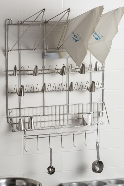 Kitchen organization is a top priority when trying to get your business to run smoothly. Whether you own a bakery or your restaurant has a top-tier pastry team, having a pastry bag and pastry tip drying rack is beneficial for cleaning and organization. This drying rack makes storage simple, too! Bakery Organization, Bakery Layout, Baking Supplies Organization, Baking Room, Baking Organization, Baker Kitchen, Baking Station, Commercial Kitchen Design, Pastry Kitchen