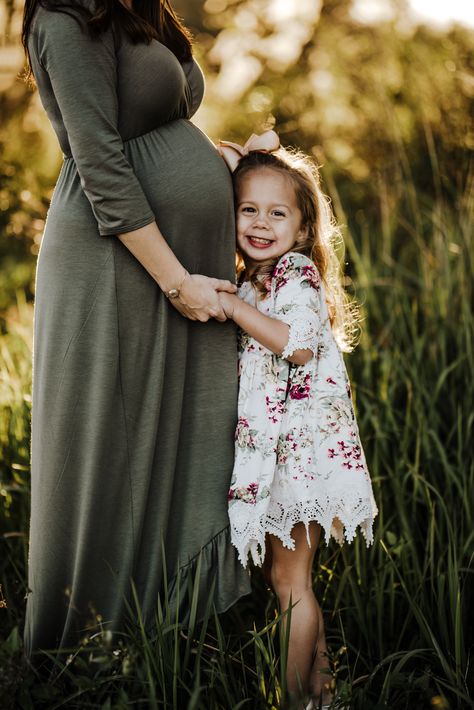 Family maternity session in Central Florida Family Pregnancy Photoshoot, Fall Maternity Shoot, Altamonte Springs Florida, Couple Maternity Poses, Diy Maternity Photos, Maternity Picture Outfits, Photo Bb, Family Maternity Pictures, Fall Maternity Photos