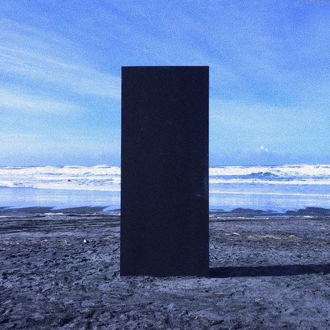 Monolith 2001 Space Odyssey, 2001 Space Odyssey Aesthetic, 2001 Monolith, Space Odyssey Aesthetic, 2001 A Space Odyssey Monolith, 2001 Aesthetic, Aura Lamp, Scifi Aesthetic, Strange Architecture