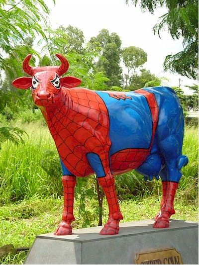 Too creepy not to pin. Spider Cow. $300 to rent Spiderman Pics, Dekorasi Halloween, Cow Parade, Filipino Funny, Spiderman Pictures, Cute Jokes, Mont Saint Michel, Jokes Pics, Meme Stickers