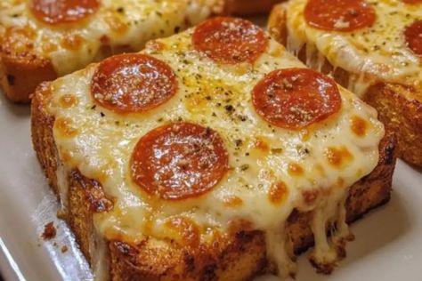 Garlic Bread Pizza Texas Toast Air Fryer, Texas Toast Pizza Air Fryer, Air Fryer Pizza Toast, Texas Toast Pizza, Toast Garlic Bread, Pizza In The Air Fryer, Pizza Type Recipes, Texas Toast Garlic Bread, Cheese Stuffed Meatloaf